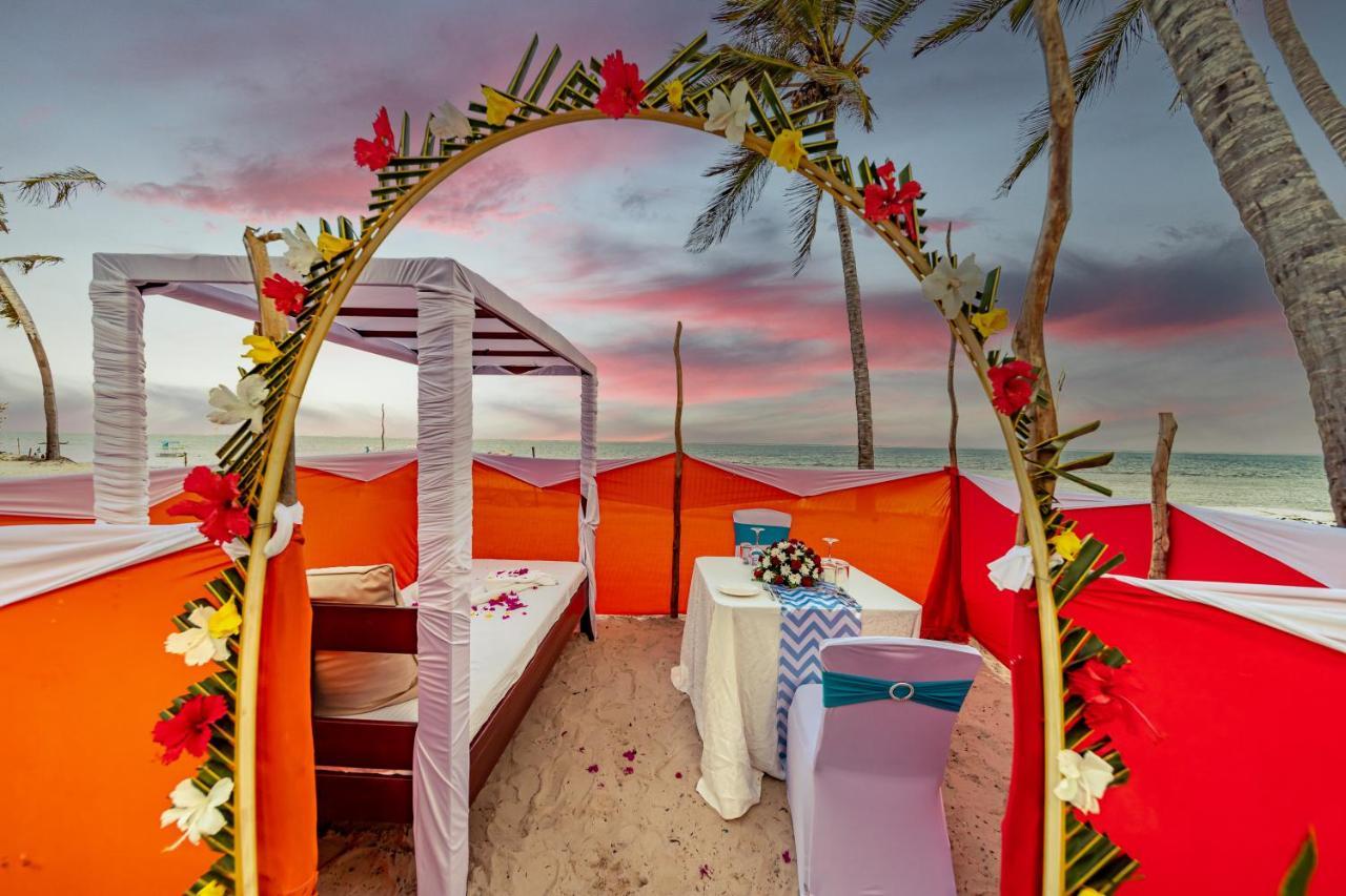 Prideinn Paradise Beach Resort & Spa مومباسا المظهر الخارجي الصورة A beachside wedding at the Hard Rock Hotel & Casino Punta Cana
