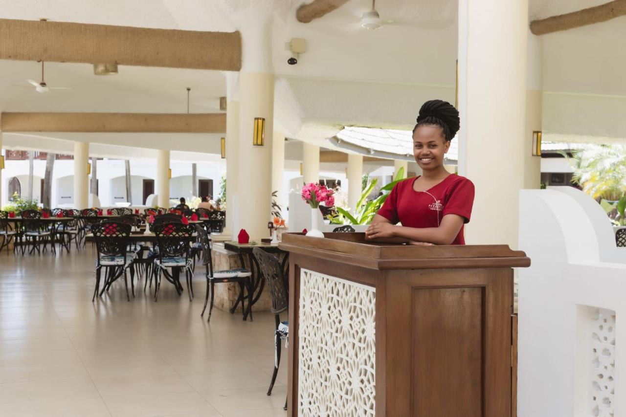 Prideinn Paradise Beach Resort & Spa مومباسا المظهر الخارجي الصورة A hotel hostess at the reception desk