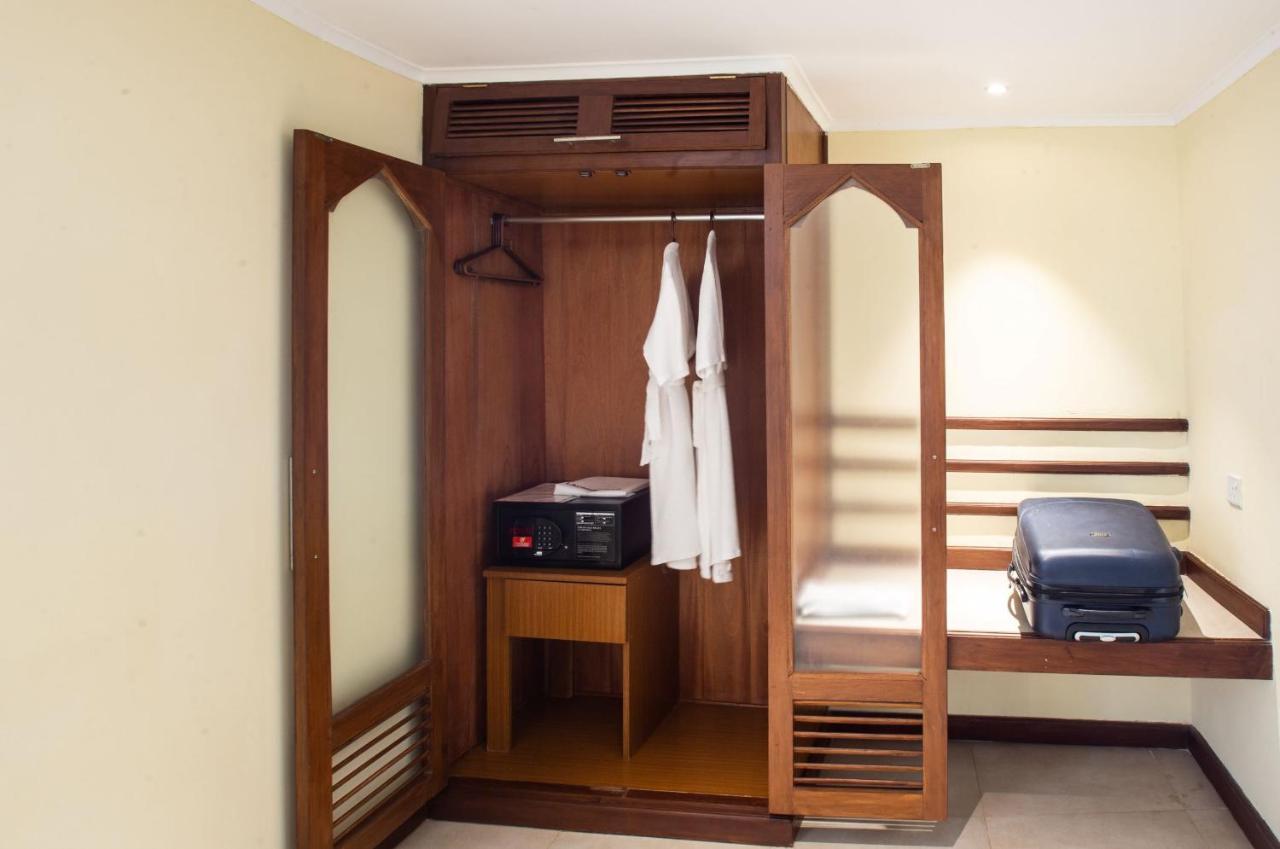 Prideinn Paradise Beach Resort & Spa مومباسا المظهر الخارجي الصورة A wardrobe