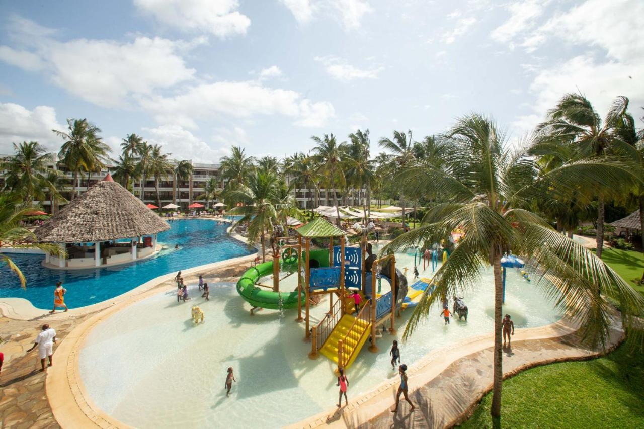 Prideinn Paradise Beach Resort & Spa مومباسا المظهر الخارجي الصورة The water park at the Royal Palm Beach Hotel