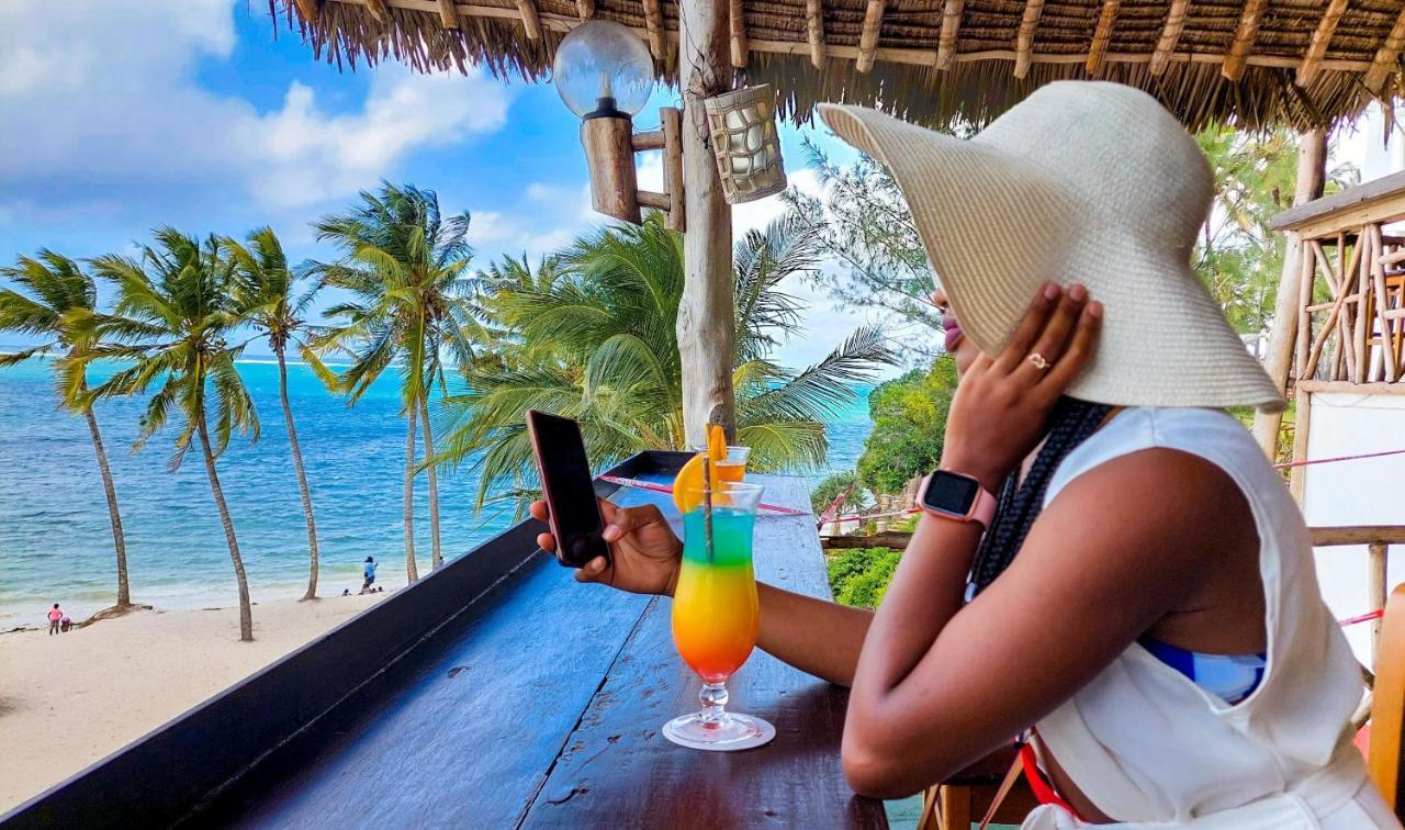 Prideinn Paradise Beach Resort & Spa مومباسا المظهر الخارجي الصورة A woman on vacation in Zanzibar