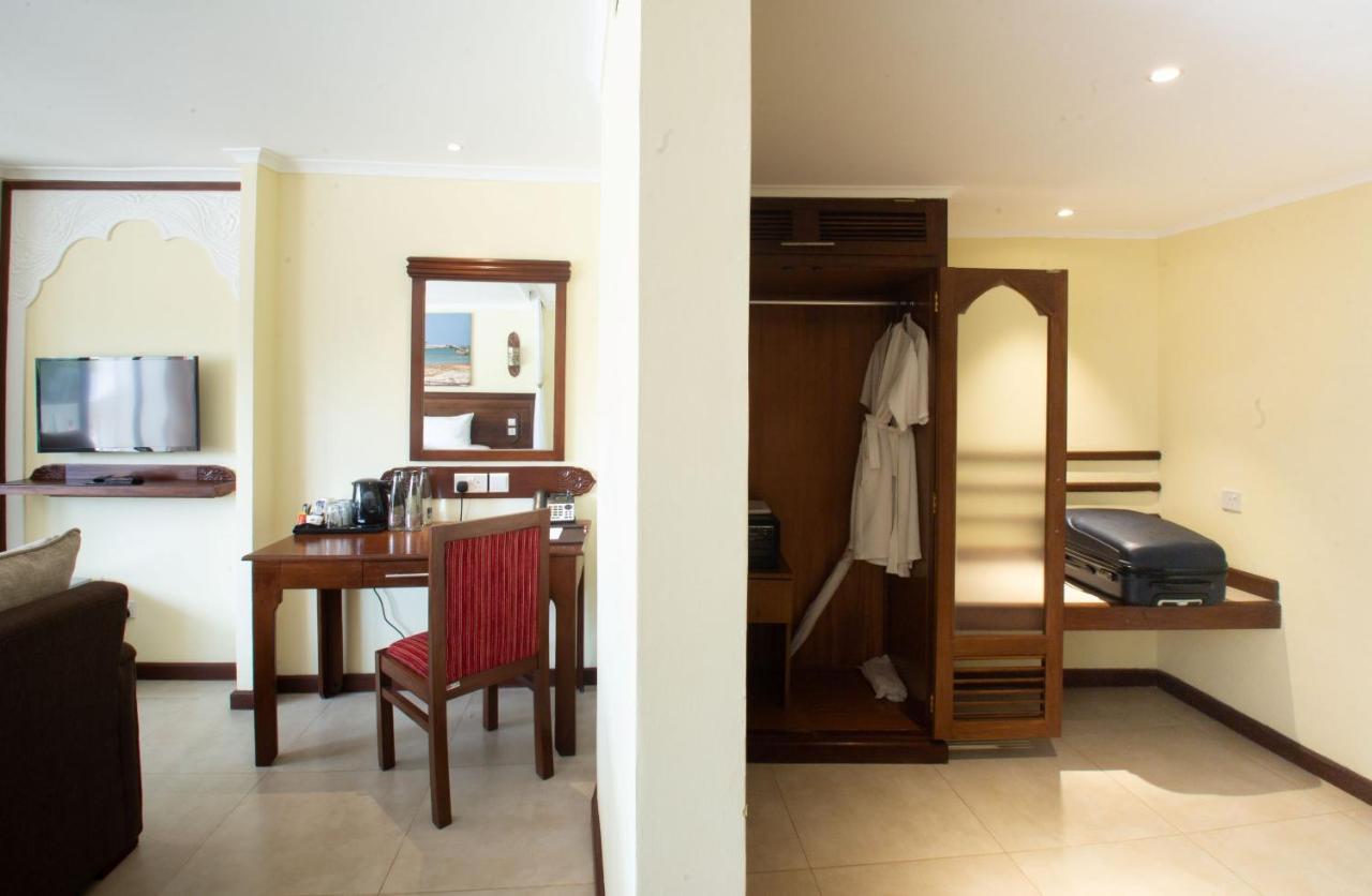 Prideinn Paradise Beach Resort & Spa مومباسا المظهر الخارجي الصورة A hotel room with a wardrobe